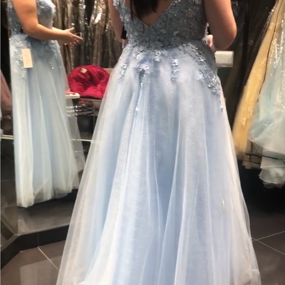 Stunning Ellie Wilde formal gown. - Picture 5 of 13